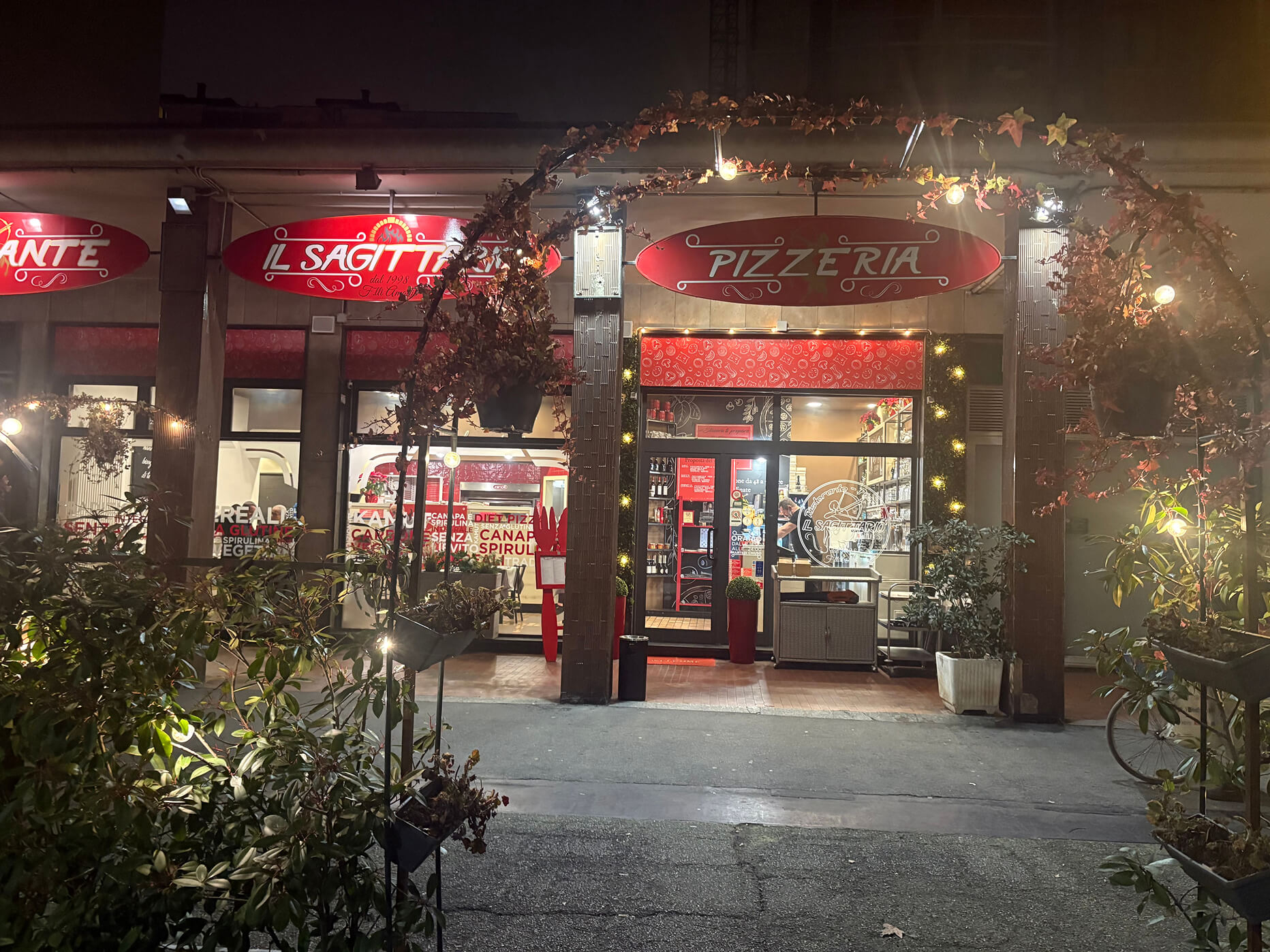 pizzeria il sagittario dall'esterno di sera